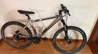 Bicicleta de montaña gris