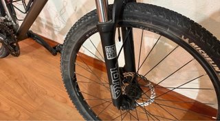 Bicicleta de montaña gris