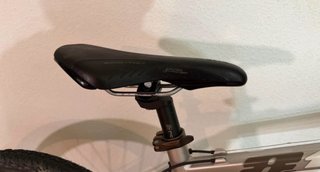 Bicicleta de montaña gris