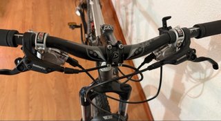 Bicicleta de montaña gris