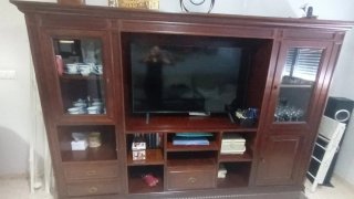 Mueble de salón wengue con vitrinas