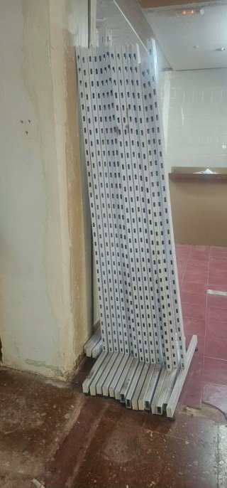 Estanterías metálicas blancas, precio negociable.