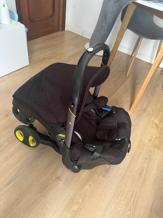 Silla de coche y capazo negro