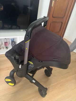 Silla de coche y capazo negro
