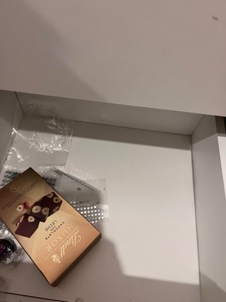 Mesa de noche cajonera blanca y plateada