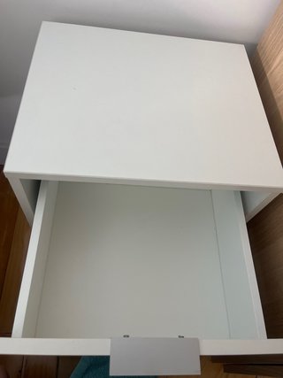 Mesa de noche cajonera blanca y plateada