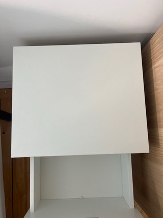 Mesa de noche cajonera blanca y plateada
