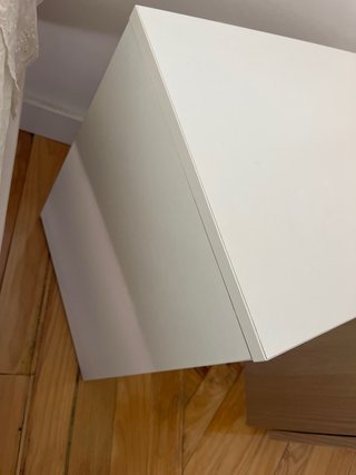 Mesa de noche cajonera blanca y plateada
