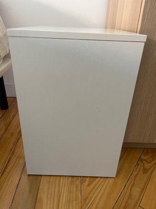 Mesa de noche cajonera blanca y plateada