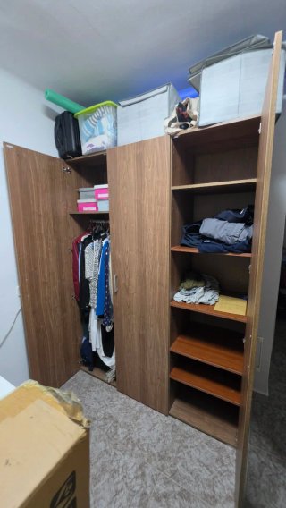 Armario de madera marrón