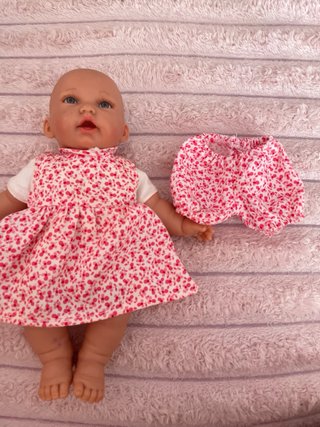 Muñeca bebé con vestido floral
