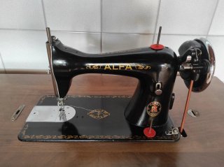 Máquina de coser ALFA antigua
