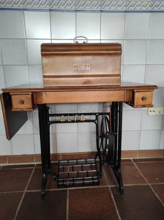 Máquina de coser ALFA antigua