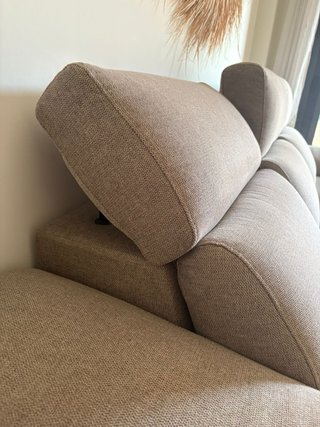Sofá de tela beige