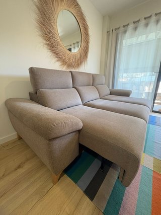 Sofá de tela beige