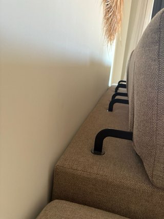 Sofá de tela beige