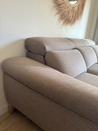 Sofá de tela beige