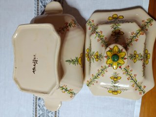 Sopera de cerámica beige con flores amarillas