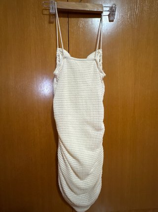 Vestido blanco ajustado con tirantes