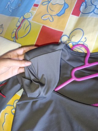 Vestido gris con hombreras