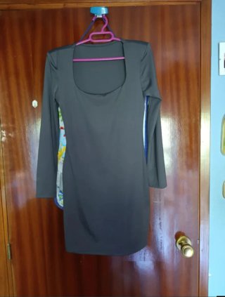 Vestido gris con hombreras