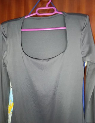 Vestido gris con hombreras