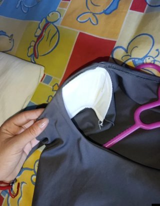 Vestido gris con hombreras