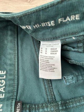 Pantalón campana pana verde American Eagle T36