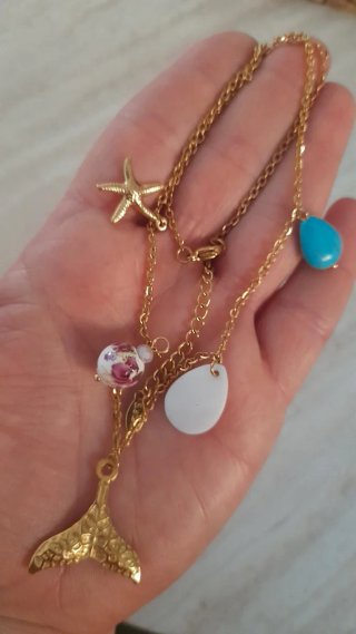 Collar dorado con colgantes de sirena y mar