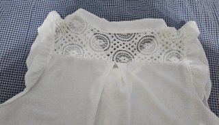 Blusa blanca sin mangas con lazo