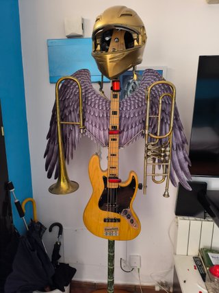 Escultura Surrealista con Instrumentos Musicales