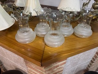 Lámpara de techo dorada y beige