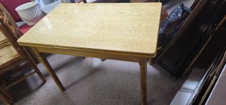 Mesa de cocina y 4 sillas de madera