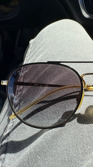 Gafas de sol Ray-Ban aviador negras y doradas