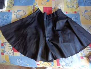 Pantalones anchos efecto piel negros