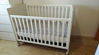 Cuna de madera blanca
