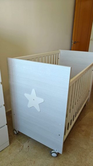Cuna de madera blanca