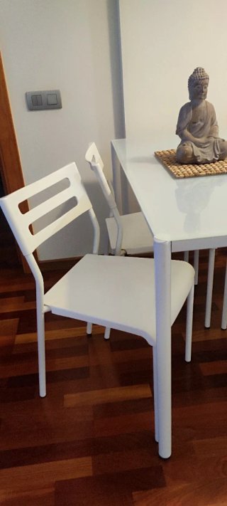 Mesa cristal 110x75 con 4 sillas blancas