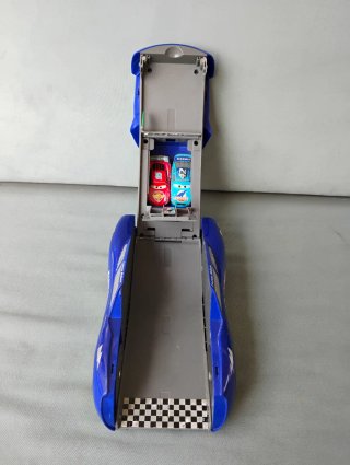 Maletín Lanzador Rayo McQueen + 2 Coches Cars