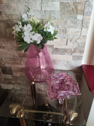 Jarrón y centro de cristal rosa