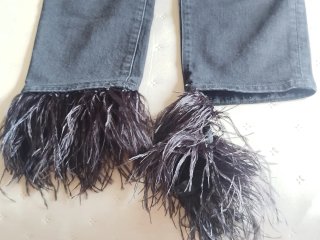 Pantalón vaquero negro con plumas