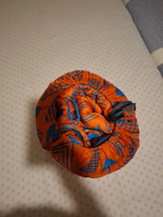 Saco de dormir naranja con estampado