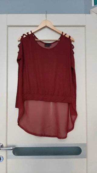 Blusa bordeaux con cut-out sulle spalle