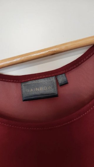 Blusa bordeaux con cut-out sulle spalle