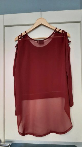 Blusa bordeaux con cut-out sulle spalle