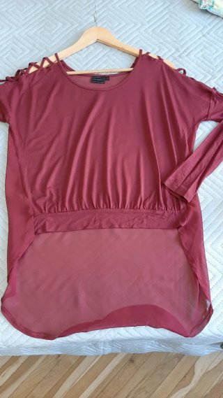 Blusa bordeaux con cut-out sulle spalle