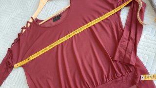 Blusa bordeaux con cut-out sulle spalle