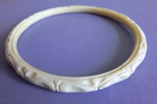 Pulsera vintage tallada beige muy buena