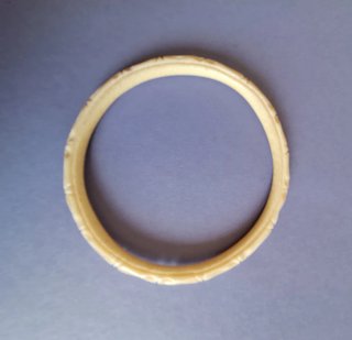 Pulsera vintage tallada beige muy buena