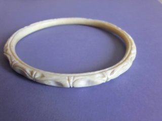 Pulsera vintage tallada beige muy buena